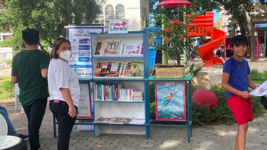 Ilocos Norte Pop-Up Library Attracts Seniors, Children | PAGEONE