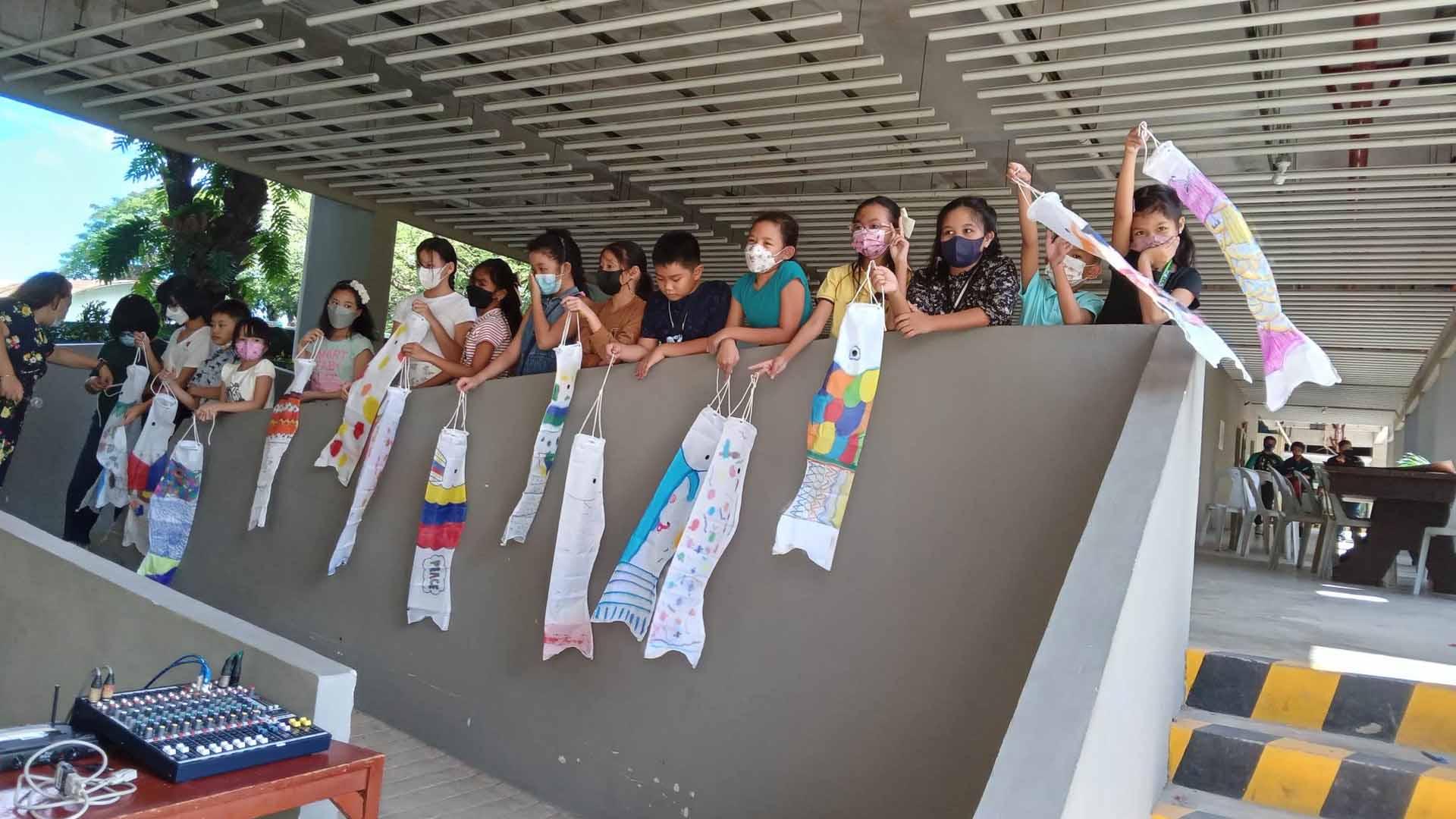 20230116-PAGEONE-The-children-were-invited-to-step-outside-to-hang-their-finished-koinobori.jpg