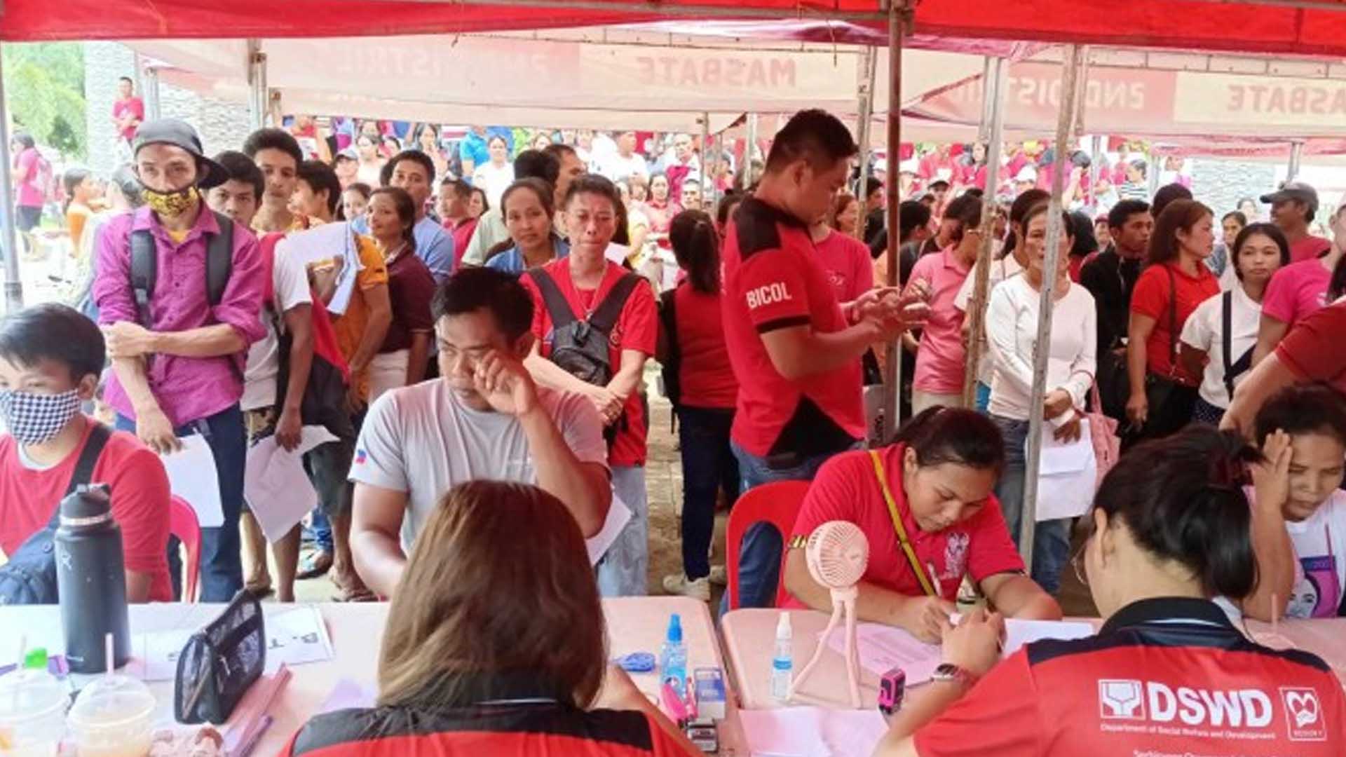 1.9K Typhoon Victims In Bicol Get Cash Aid From DSWD - PAGEONE