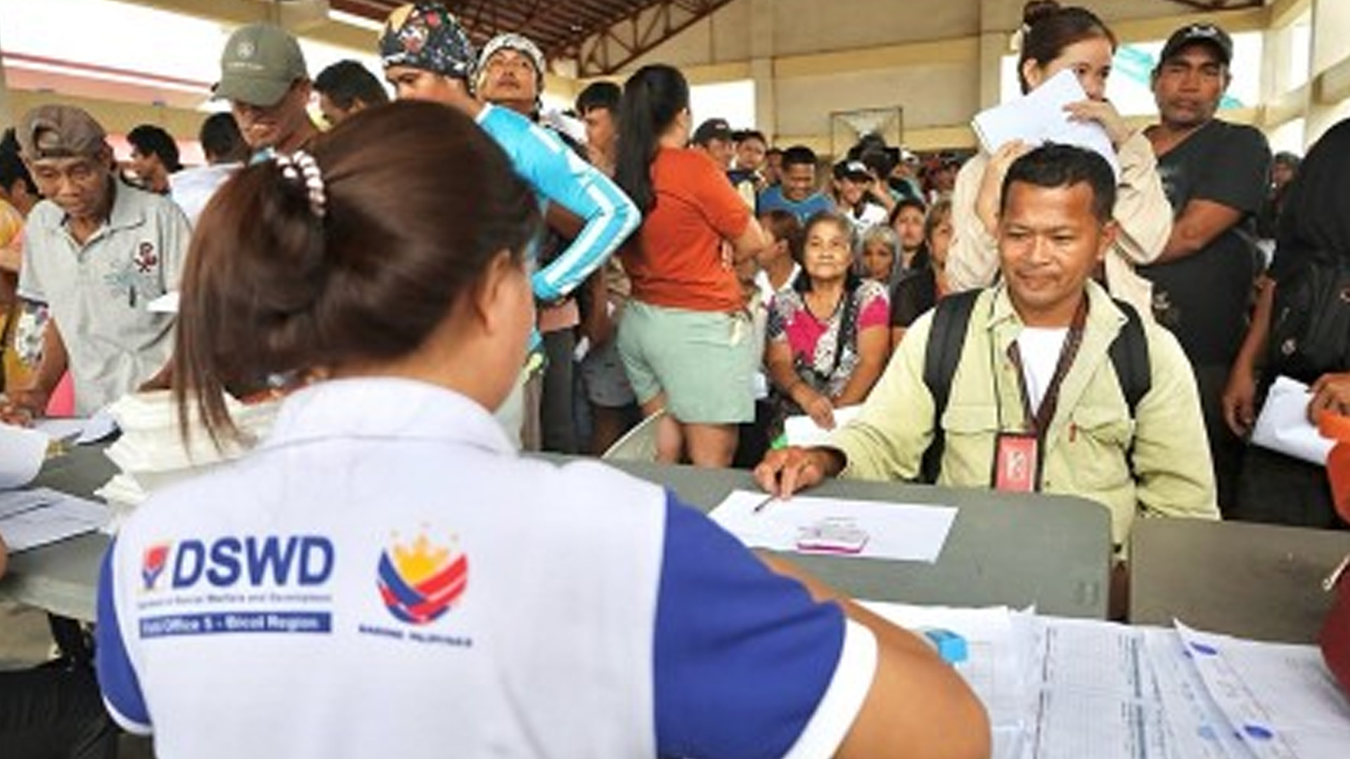 3 5K Bicolano Families Get PHP18 3 Million Cash Aid From DSWD PAGEONE