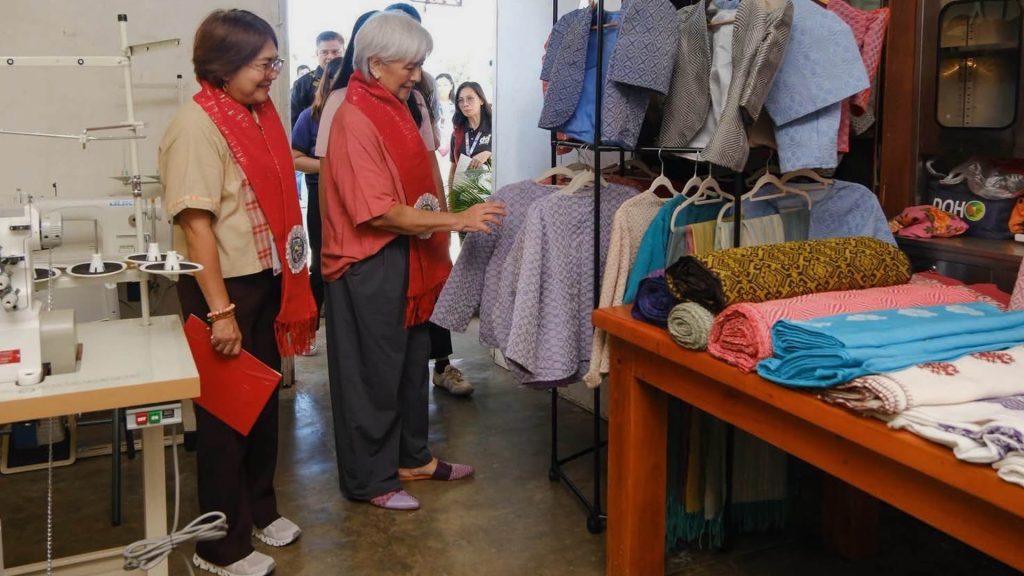 DTI Shared Service Facility Boosts Handloom Weaving In Ilocos Norte ...
